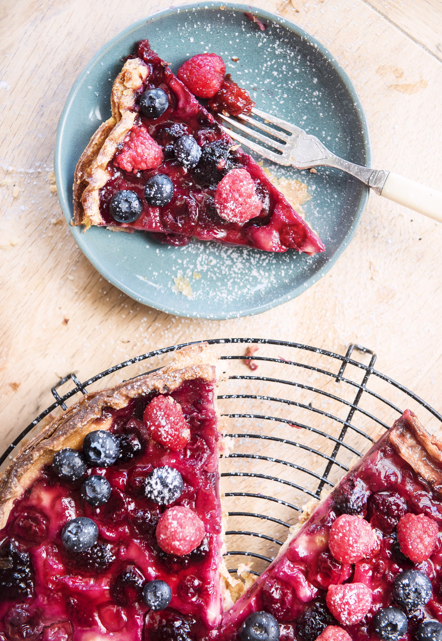 Waldfrucht-Creme Törtchen mit Himbeeren und Blaubeeren auf Teller angerichtet