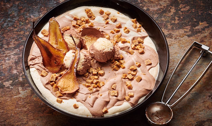 Schokoladenparfait mit in Rum eingelegter Birne und Karamellstückchen